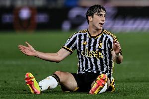 开云体育-迪马：那不勒斯争取尤文中场米雷蒂，费用预计1000万-1500万欧