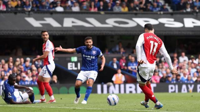 开云体育-【英超】特罗萨尔梅开，阿森纳客场4比0大胜十人伊镇