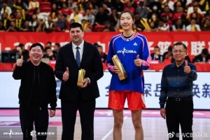 开云官网-半决赛赛前为四川女篮米洛什和韩旭颁发最佳教练和常规赛MVP奖杯