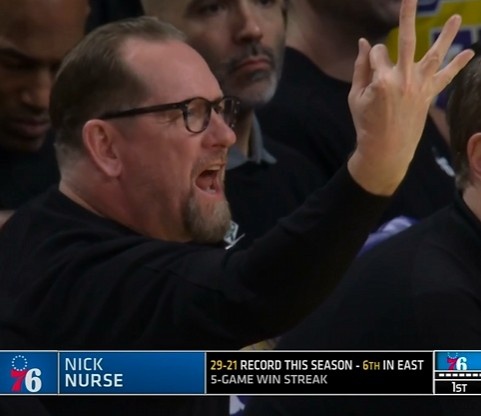 开云APP-还挺贪！恩比德大回环造犯规 纳斯想要三罚但前者踩进三分线了