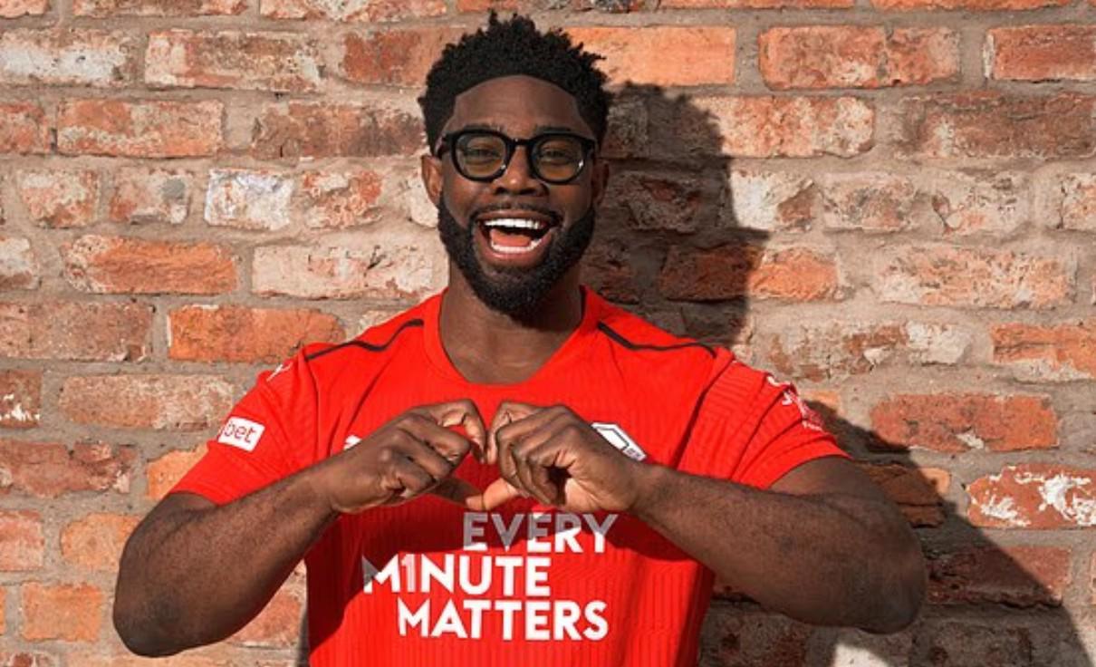 为心脏健康月做宣传，理查兹、迪福等前英超球星做出爱心手势